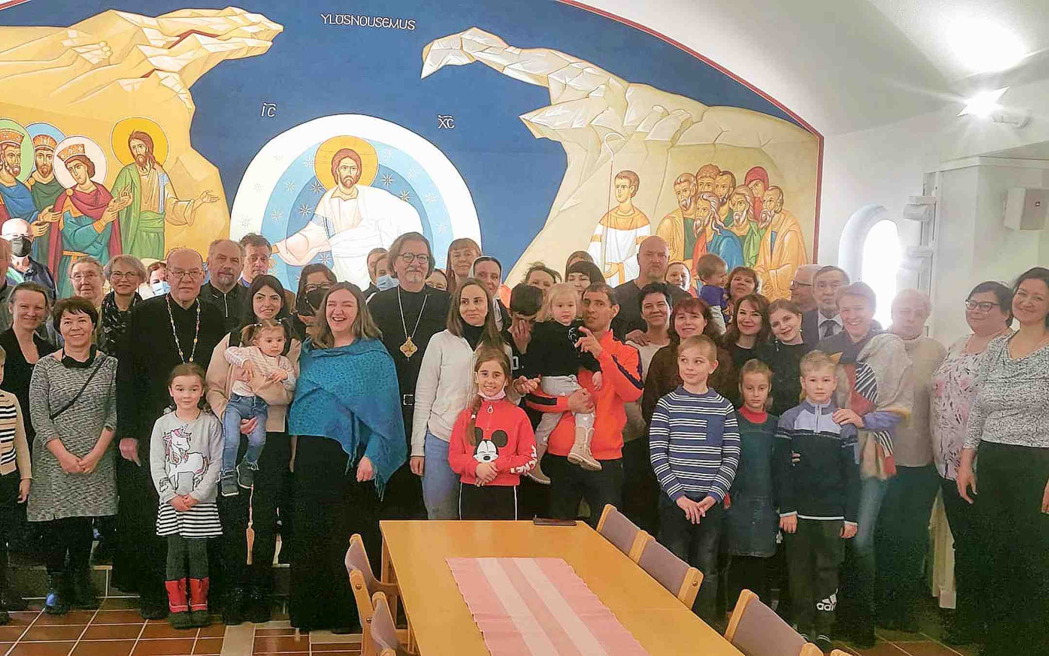 Ukrainan pakolaisia ja seurakunnan työntekijöitä Kuopion ortodoksisen seurakunnan seurakuntasalissa ryhmäkuvassa