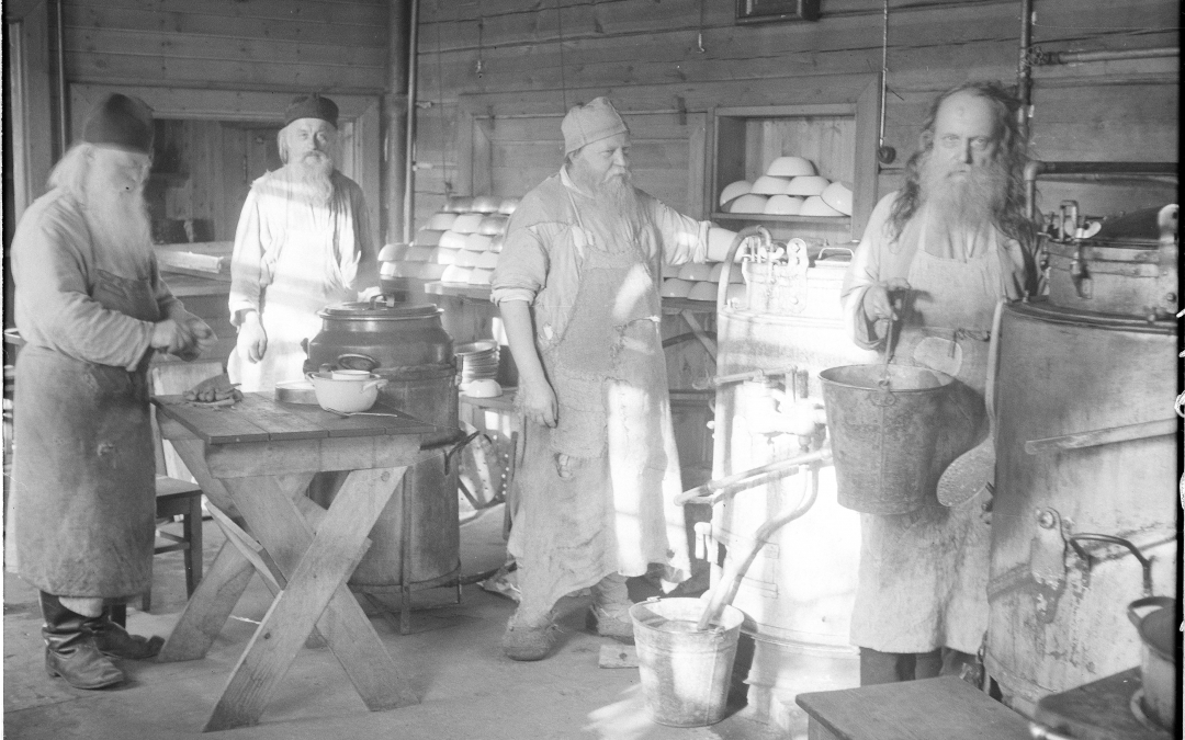 	Valamon munkkeja ruuanlaittopuuhissa Uudessa Valamossa