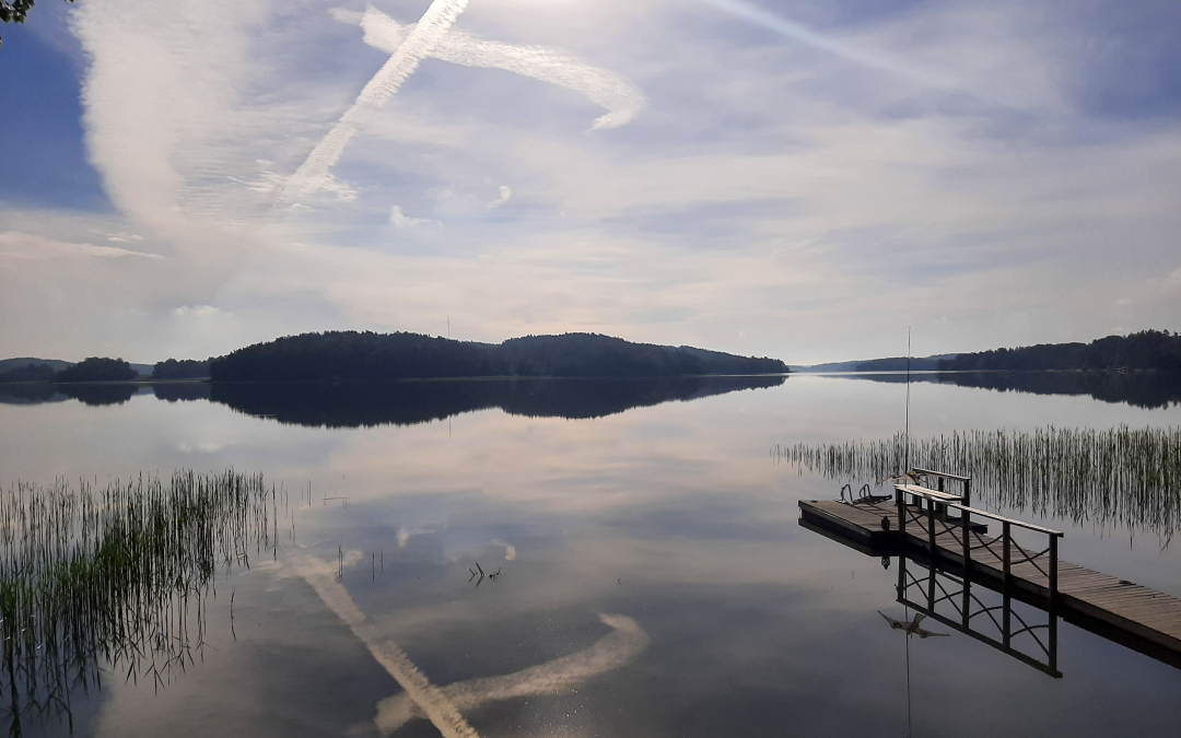 Taivaalle on muodostunut risti järven ylle