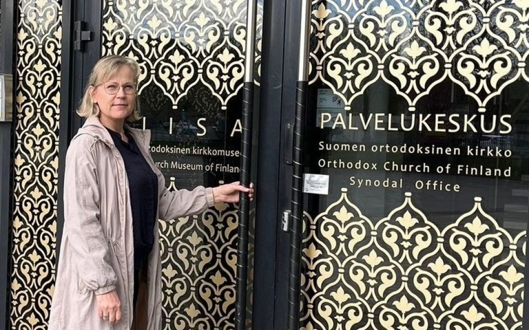 Vuoden työntekijä Eija Tiilikainen Kuopiossa menossa ovesta sisään