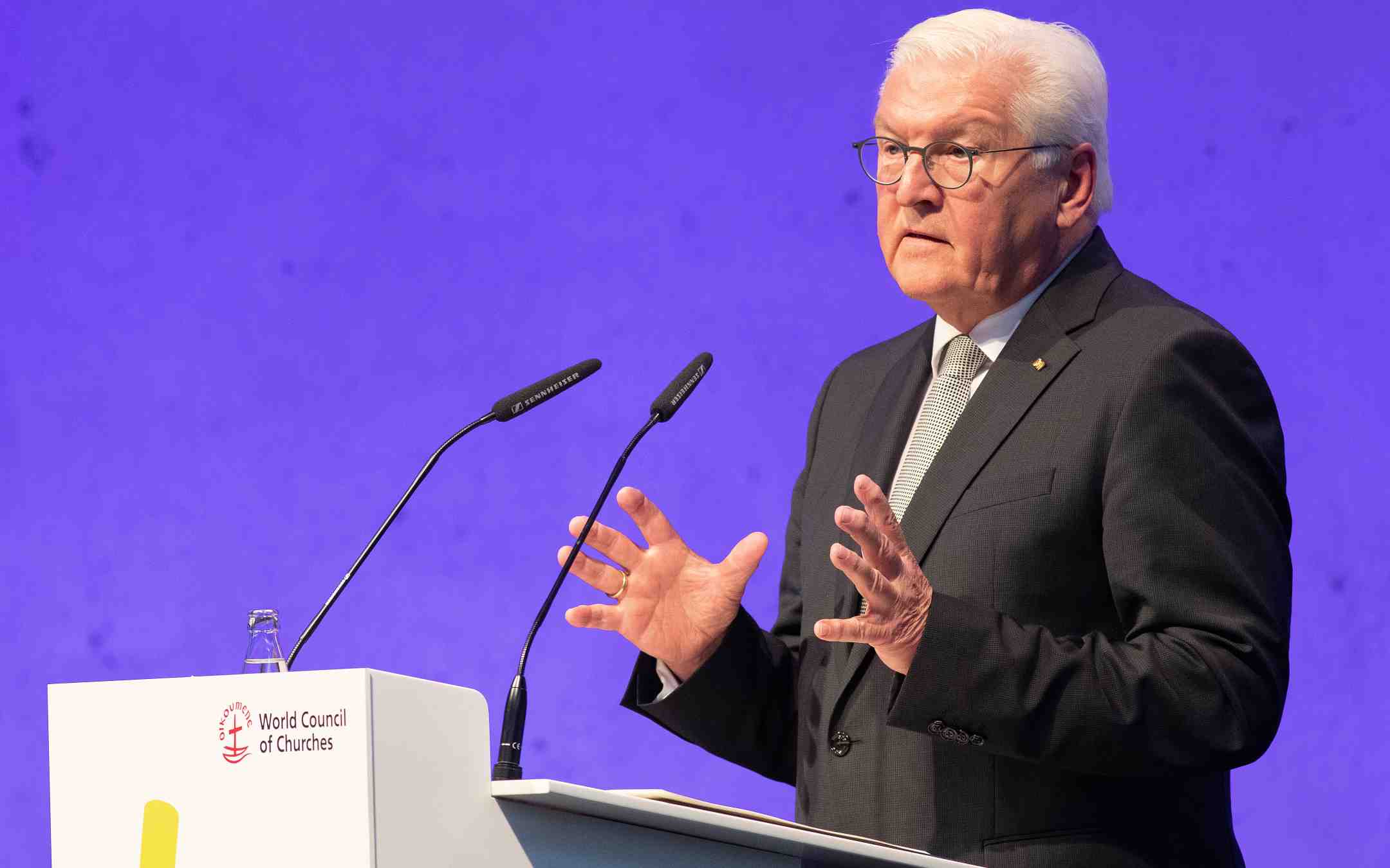 Saksan liittopresidentti Franz-Walter Steinmeier puhuu Kirkkojen maailmanneuvoston yleiskokouksessa Karlsruhessa 31.8.2022