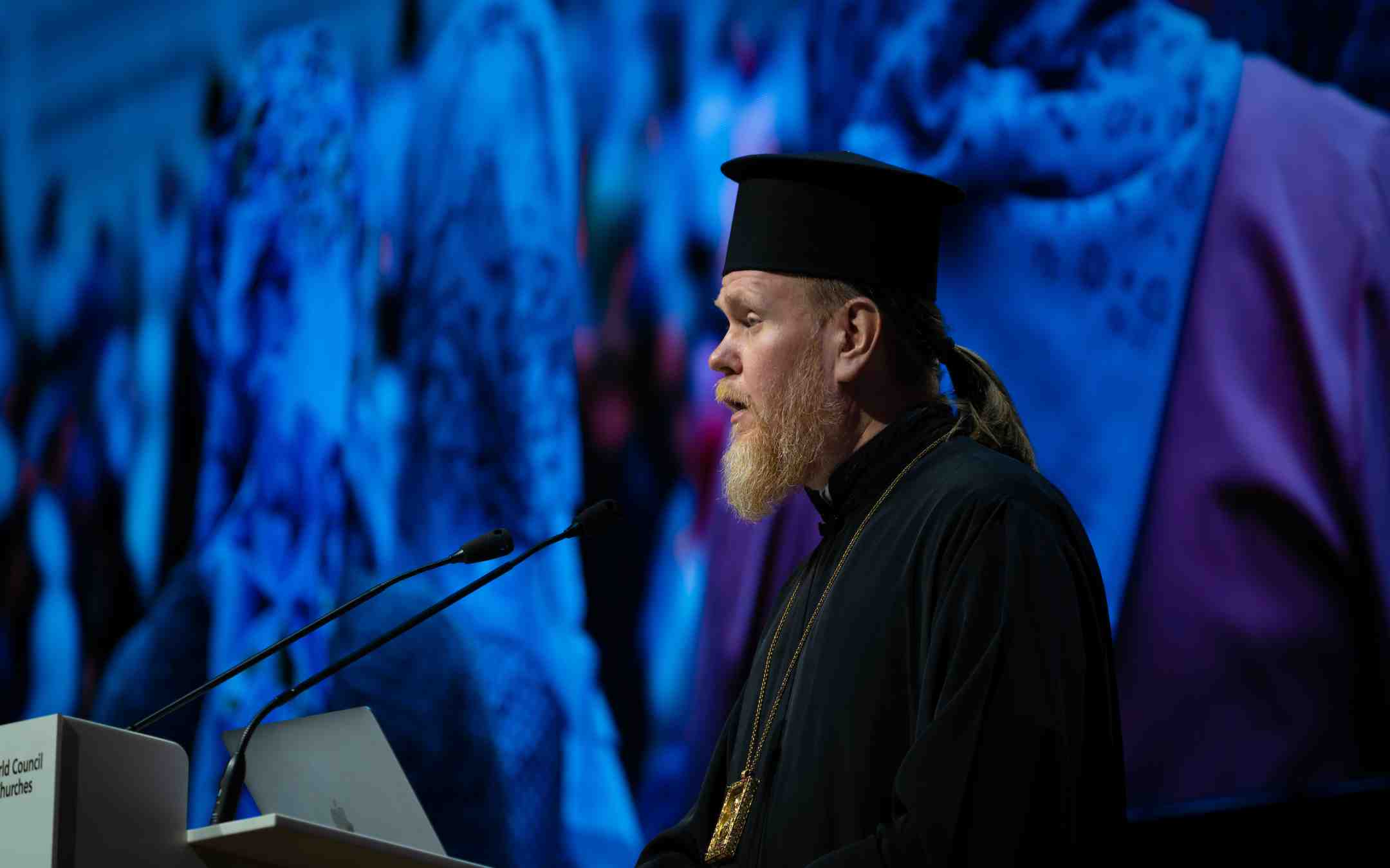 Tsernihivin arkkipiispa Evstrati puhuu Kirkkojen maailmanneuvoston yleiskokouksessa Karlsruhessa 2022 