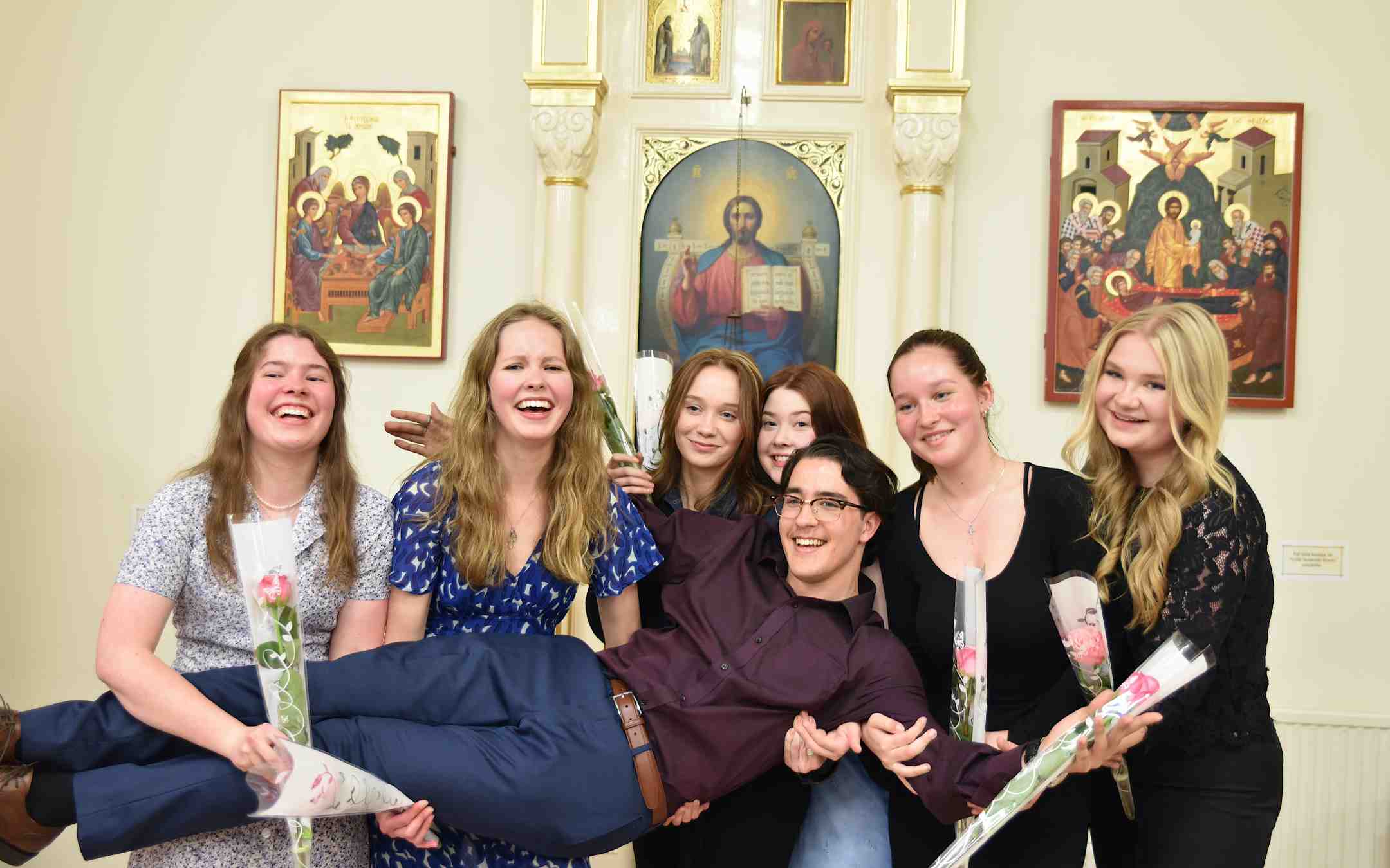 Ortodoksiset nuoret kerhonohjajat nostivat Ilmari Häyrysen kuvaan ylioppilasjuhlassa 2023