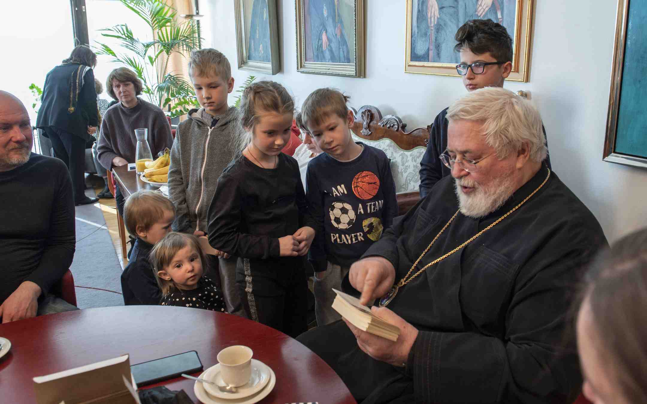 Arkkipiispa Leo ukrainalaisten pakolaislasten ympäröimänä Kuopion keskustalolla