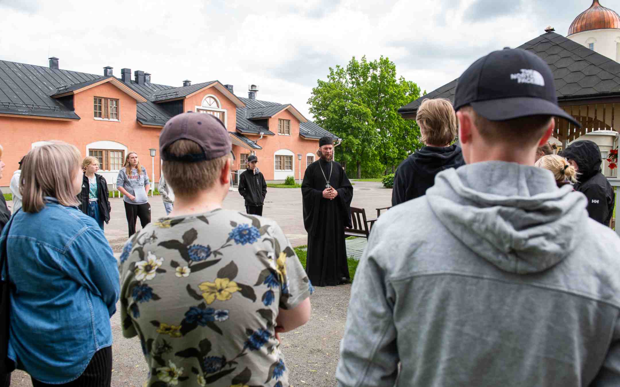 Ortodoksisen kristinoppileirin osallistujia Valamon luostarin pihalla kesällä 2022