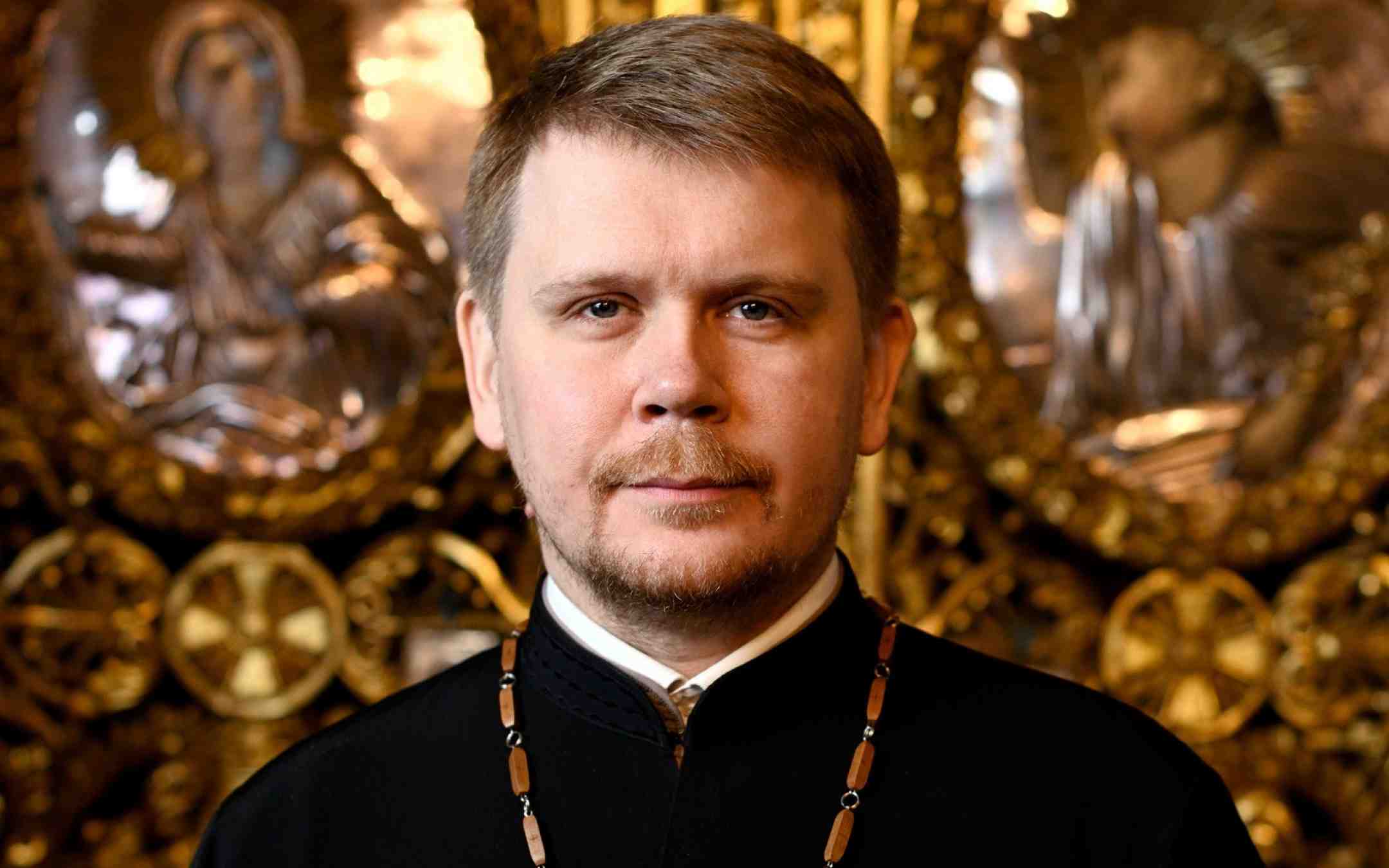 Kiovalainen ortodoksipappi isä Sergiy Berezhnoy Pyhän Kolminaisuuden kirkossa joulukuussa 2022