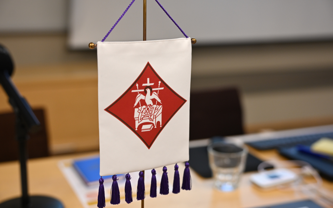 kirkolliskokous-1-taysistunto vaakuna pöydällä