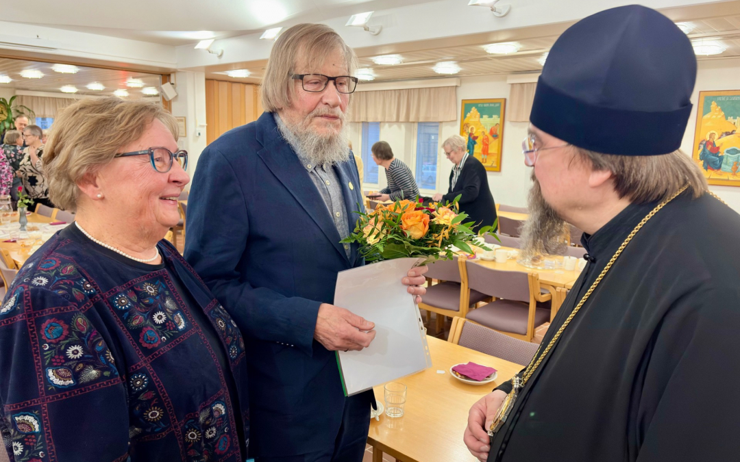 Piispa Sergei keskustelee Tiistaiseuran jäsenten kanssa