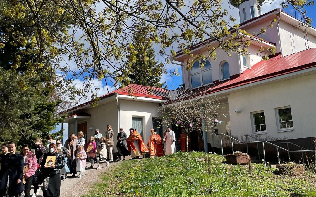 Tikkurilan ortodoksinen kirkko ja lähtevä ristisaatto