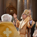 Arkkipiispa Elia rukoilee Uspenskin katedraalissa