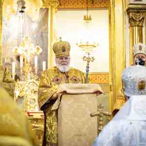 Hlesingi ja koko Suomen arkipiispa Leo pitää puhetta vastavihitylle piispa Sergeille Uspenskin katedraalissa
