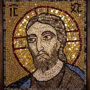 Kristuksen kasvot mosaiikkityöhön ikuistettuna