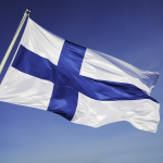 Suomen lippu liehuu auringossa