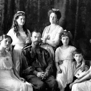 Venäjän viimeinen tsaari Nikolai II, keisarinna Alexandra ja lapset perhekuvassa