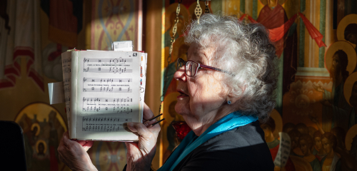 90-vuotias Airi Knuutinen johtaa kuoroa Pokrovassa