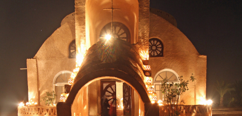 Anaforan vanha kirkko iltavalaistuksessa