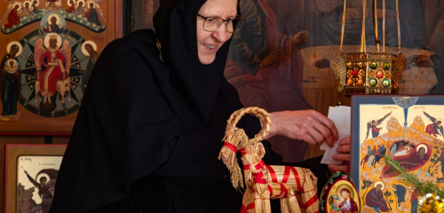 	Igumenia Ksenia asettelee jouluikonia Lintulan luostarissa