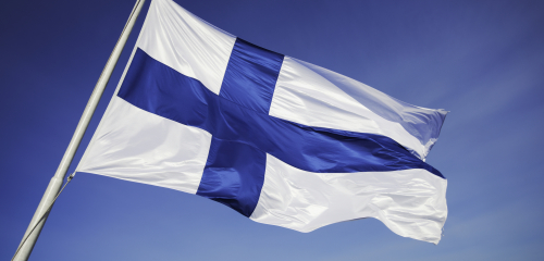 Suomen lippu liehuu auringossa