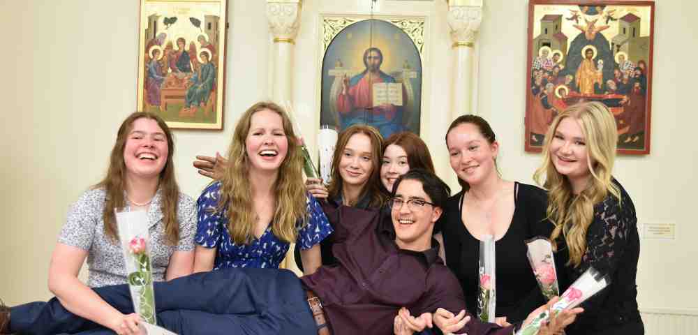 Ortodoksiset nuoret kerhonohjajat nostivat Ilmari Häyrysen kuvaan ylioppilasjuhlassa 2023