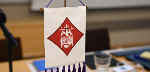 kirkolliskokous-1-taysistunto vaakuna pöydällä