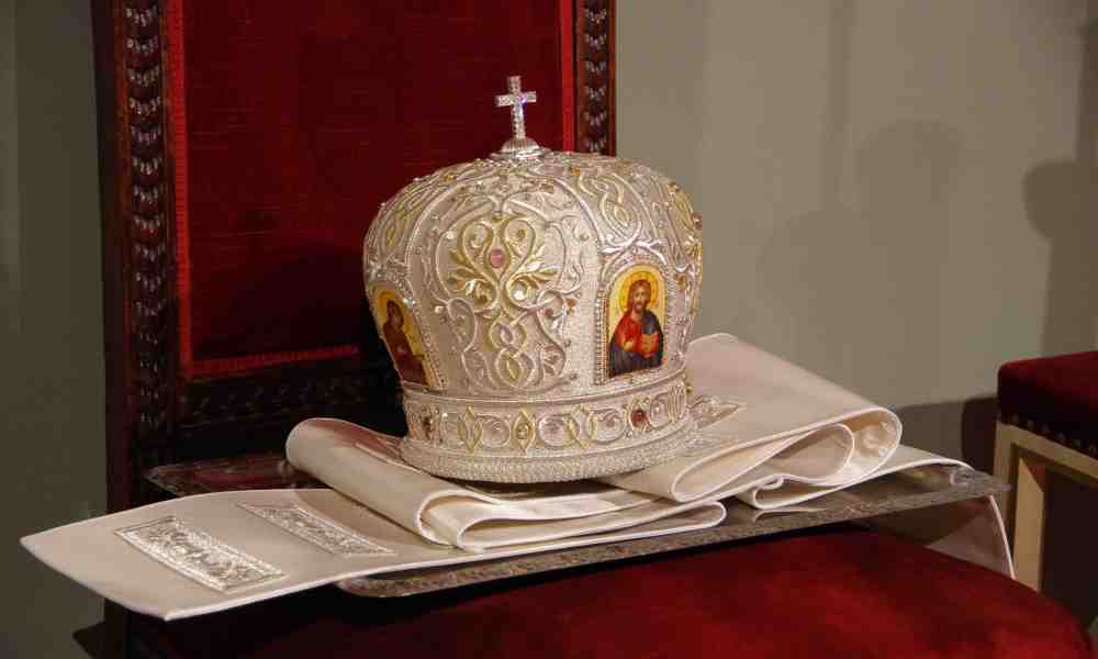 Haminan piispa Sergein valkoinen mitra pöydällä Uspenskin katedraalissa
