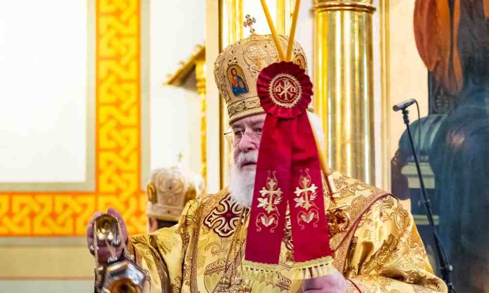 Arkkipiispa leo siunaa kirkkokansaa kahdella piispankynttilällä Usoenskin katedraalissa piispa Sergein piispaksi vihkimisessä