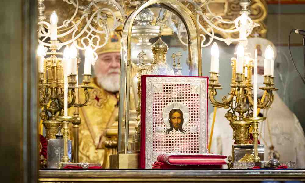 Kultakantinen ja Kristuksen kuvalla varustettu evankeliumikirja Uspenskin katedraalin alttaripöydällä