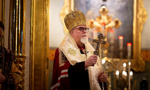 Arkkipiispa Elia siunaa ristillä intronisaatiossaan 2024