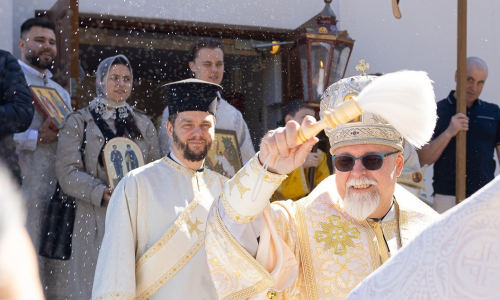 Arkkipiispa Elia vihmoo Profeetta Elian kirkon edustalla