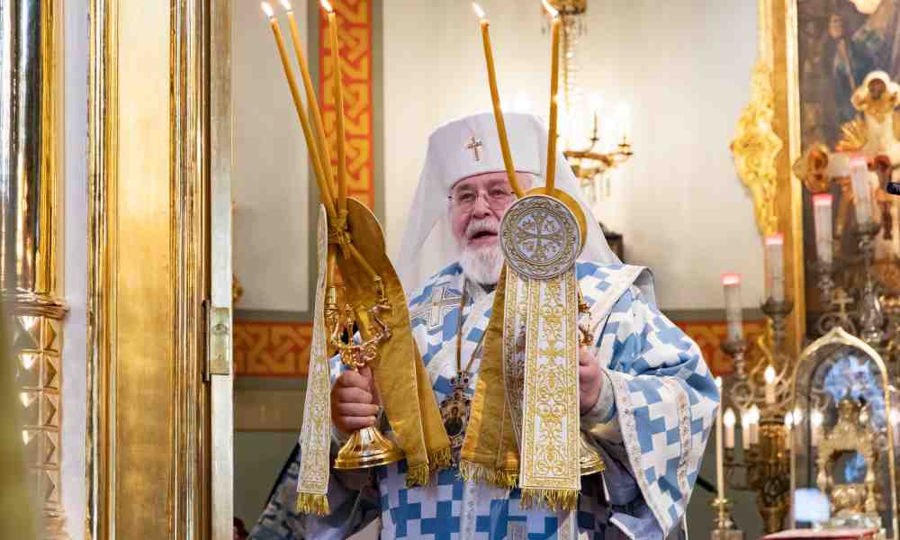 Arkkipiispa Leo siunaa kirkkokansaa Uspenskissa syyskuussa 2023