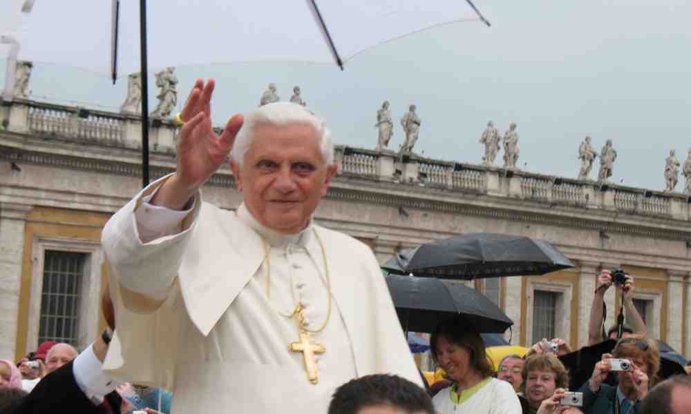 Edesmennyt paavi Benedictus XVI tervehtii kirkkokansaa