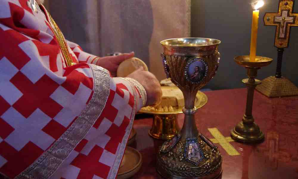 Pappi valmistelee ehtoollista ortodoksisessa kirkossa