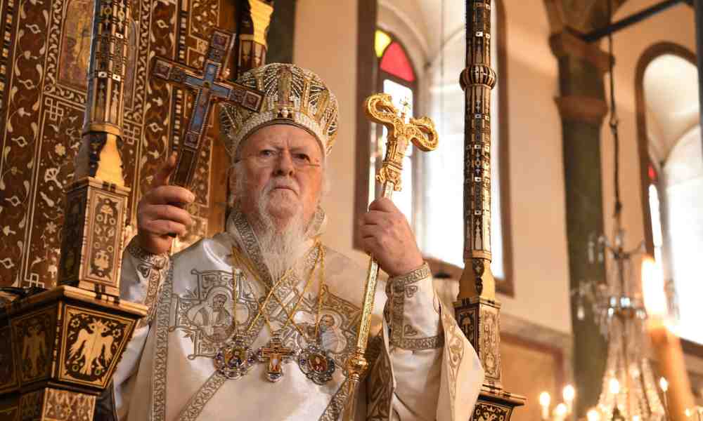 Ekumeeninen patriarkka Bartolomeos siunaa kirkkokansaa ristillä