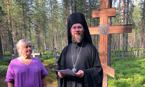 Hiekan tilan omistaja Kirsi Fahler ja igumeni Mikael Keiteleellä 2025