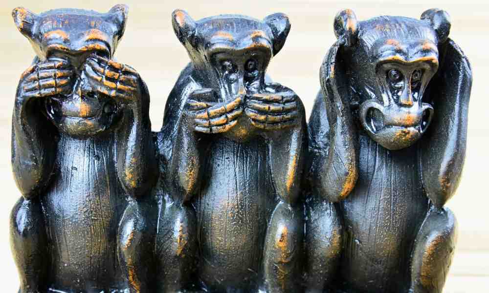 Hiljaisuus kolme viisasta apinaa patsas