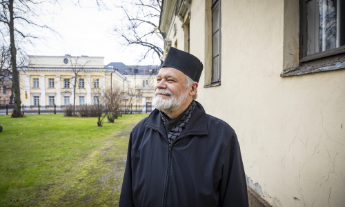 Rovasti Heikki Huttunen kirkon pihalla