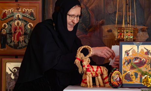 Igumenia Ksenia asettelee jouluikonia Lintulan_joulu 2024