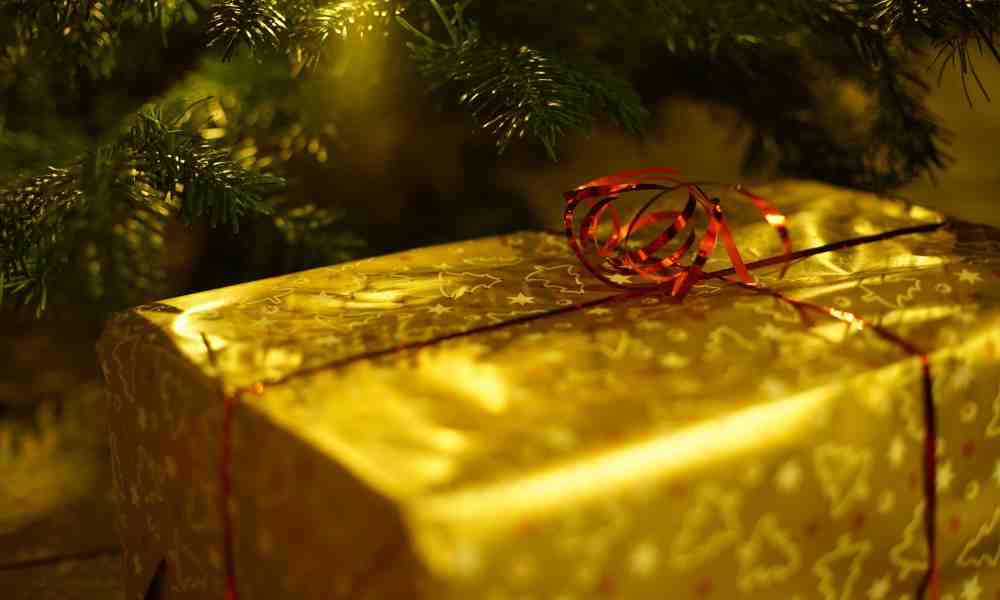 Kultakääreinen joululahjapaketti