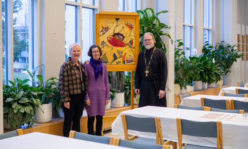 Joulumaa-ruokailun Katja Kanninen,, kanttori Minna Bovellan-Järvinen ja isä Marko Mäkinen