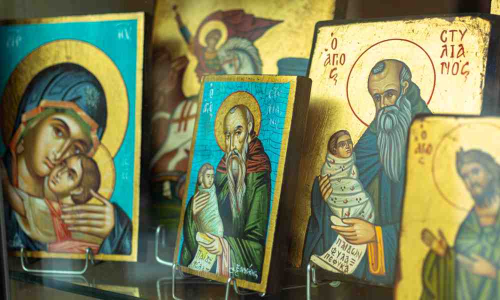 Jumalanäidin, pyhän Georgios Voittajan ja muiden ortodoksikirkon pyhien kullattuja ikoneja