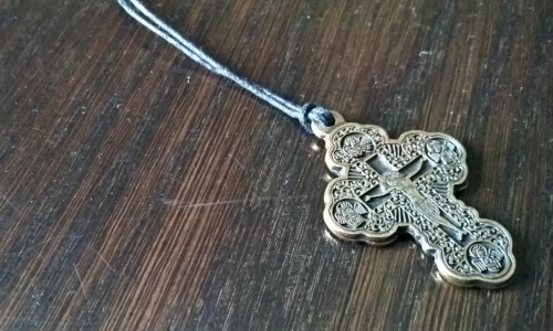 Katekumeeni Risti puualustalla