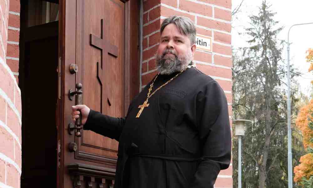 Kirkkoherra rovasti Timo Honkaselkä kirkon ovella