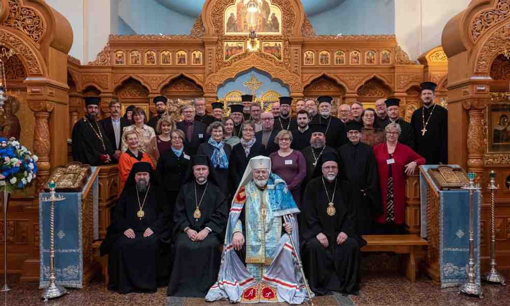 Suomen ortodoksisen kirkon kirkolliskokousedustajat ryhmäkuvassa Valamon luostarin pääkirkossa