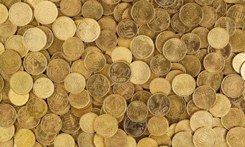 Kolikkoja, euroja ja senttejä röykkiönä