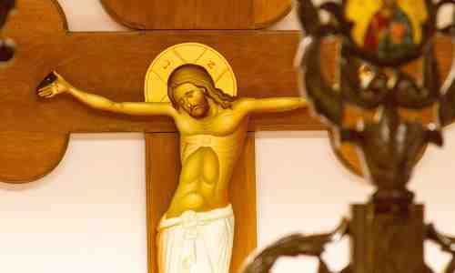 Kristus ristillä Brysselin Zaventem -lentokentän kappelissa