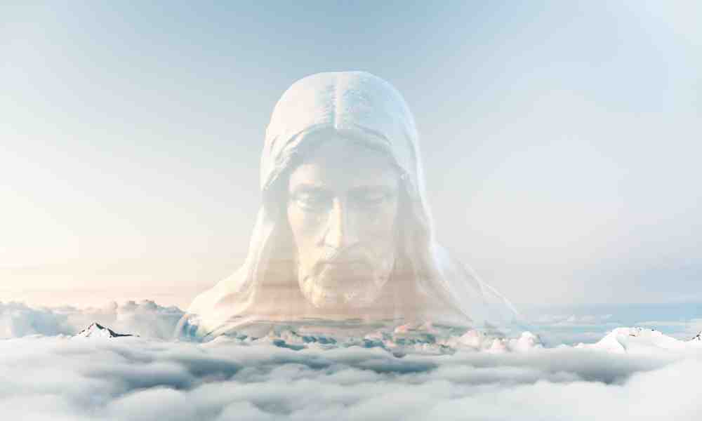 Kristuksen_patsaan_hahmo_pilvien_yläpuolella