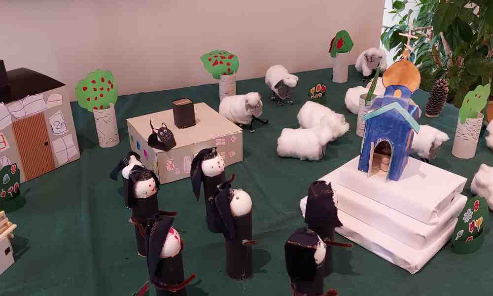 Lastenkerhon askartelema Valamon luostari munkkeineen ja lampaineen