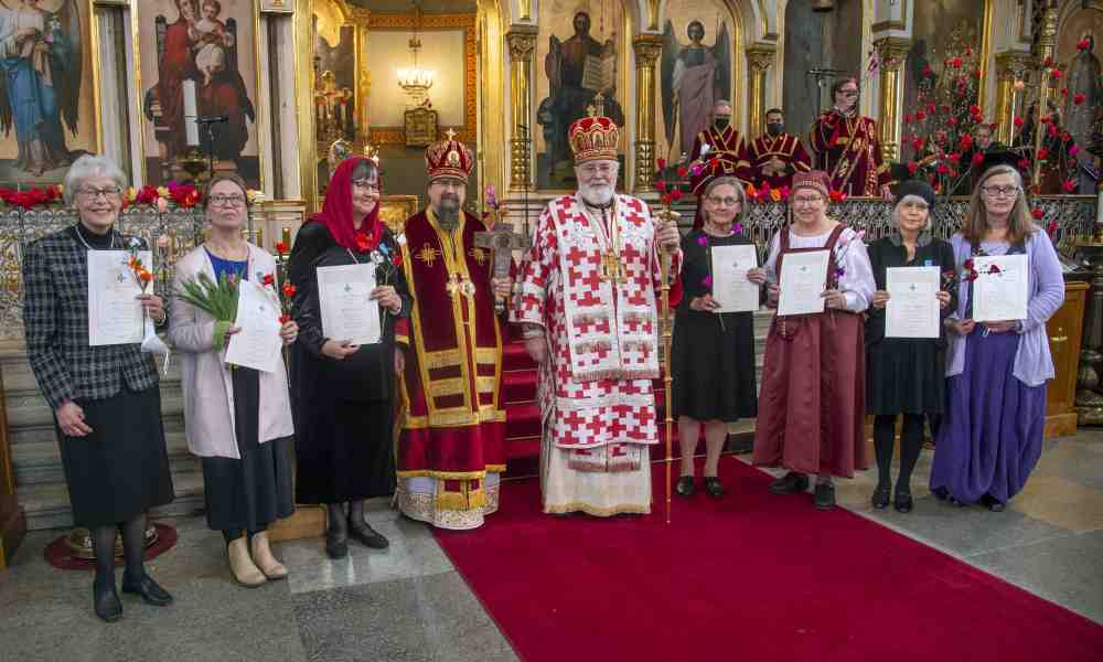 Palkittuja äitejä yhteiskuvassa Haminan piispa Sergein ja arkkipiispa Leon kanssa Uspenskin katedraalissa