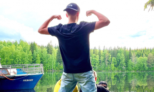 Nuoria veden äärellä kesällä Valamon luostarissa