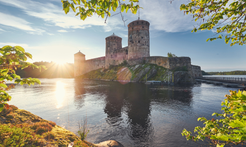 Olavinlinna kesällä auringossa